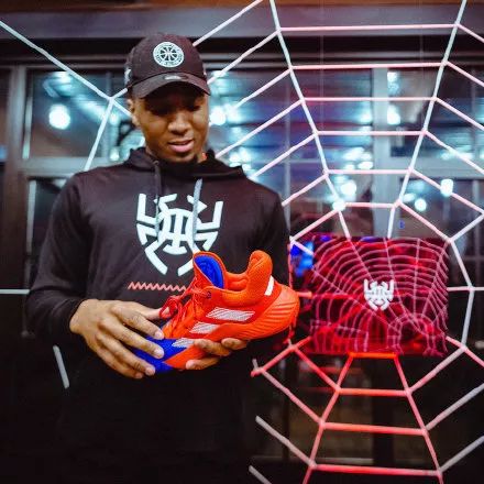 米切尔要求阿迪达斯出签名鞋,阿迪达斯米切尔联名篮球鞋