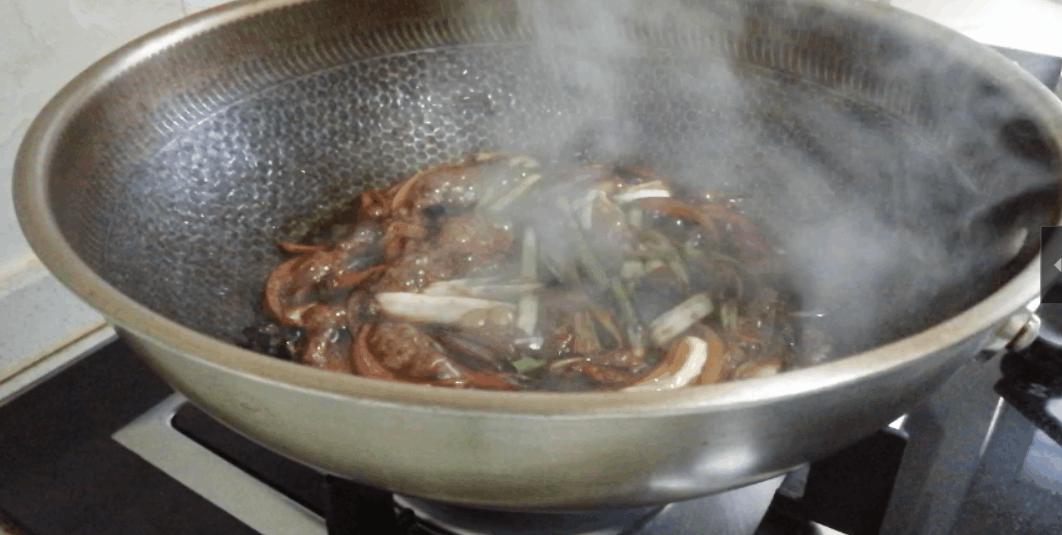 酱油炒面粘锅,炒粉炒面一放酱油就粘锅