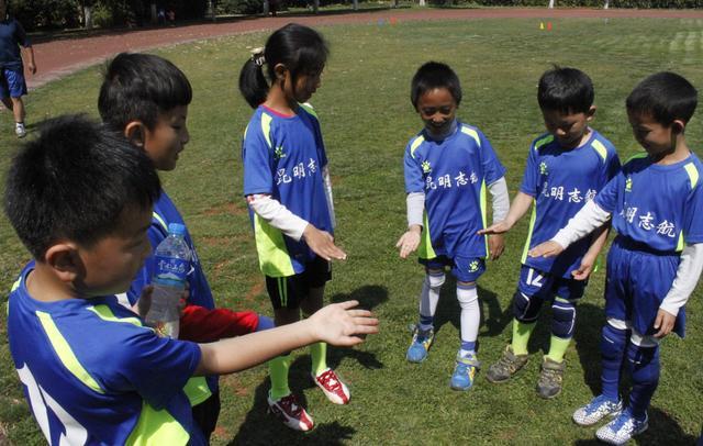昆明少儿足球训练,昆明幼儿足球启蒙训练教程