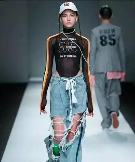 当年被采访的童模现在咋样,被啃最惨童星