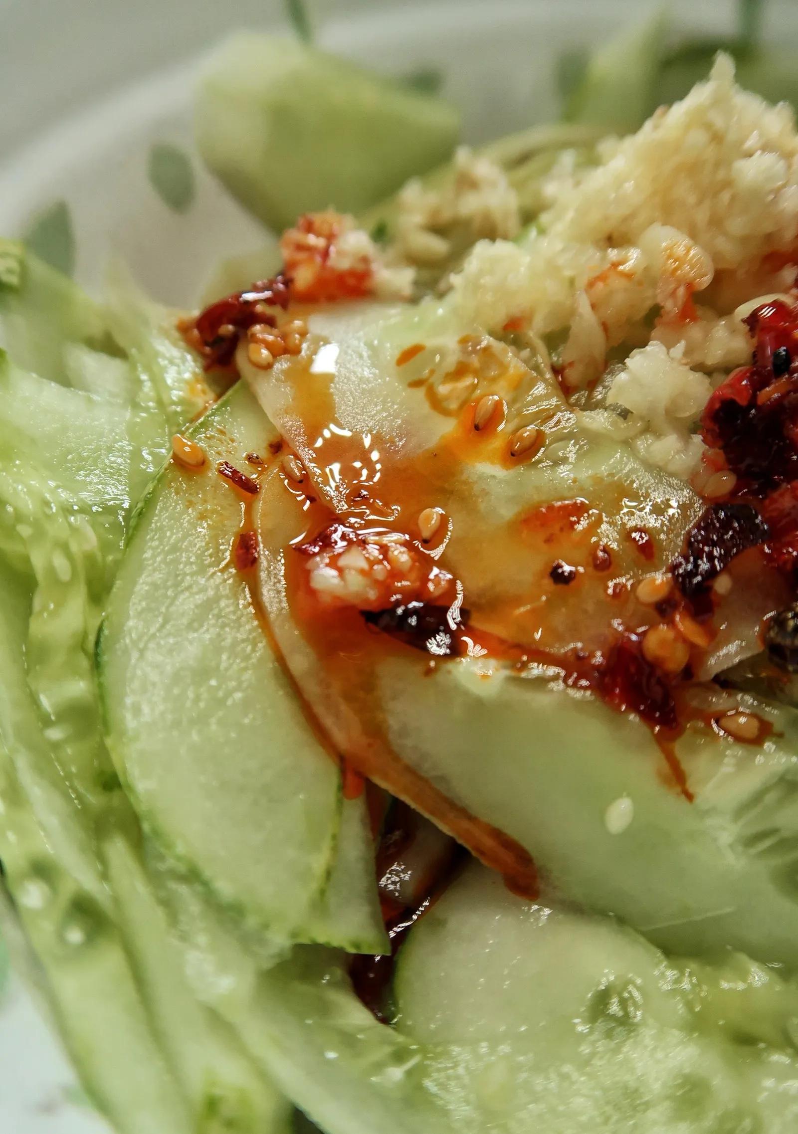 黄辣丁拿盐巴和料酒腌渍搓洗,它胡子刺很利,要格外小心。