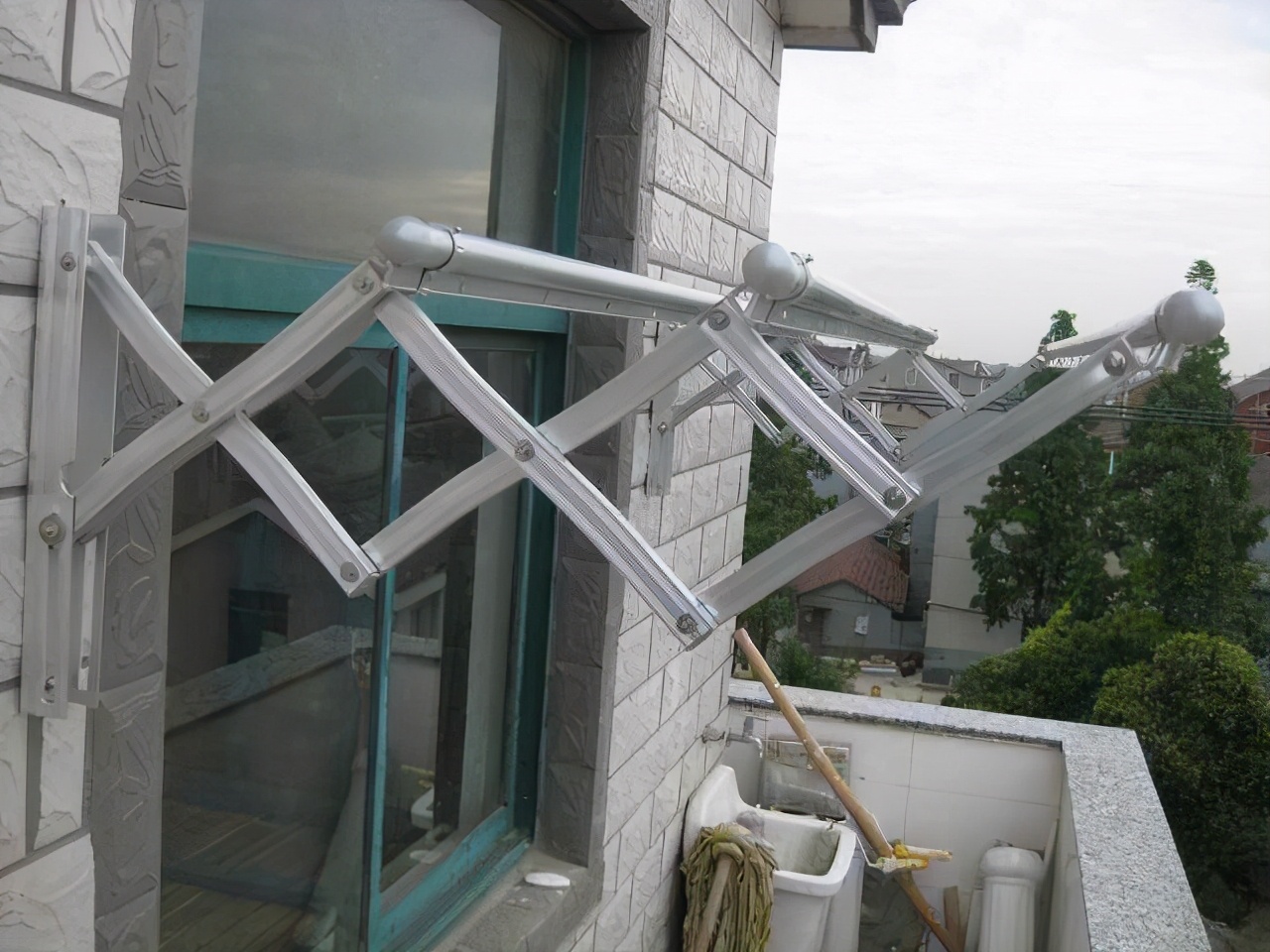 邻居在我家墙上装晾衣架,邻居在我家墙上装晾衣架怎么处理