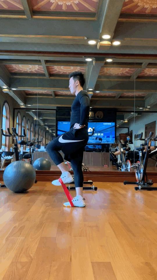 教你八个深蹲的动作,深蹲腰不直立是怎么练