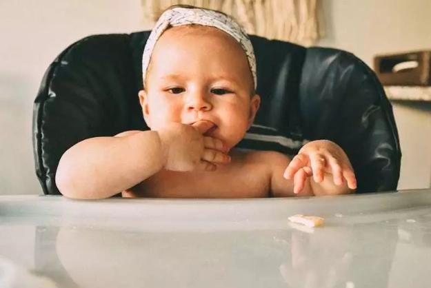 头发干枯毛躁怎么保养缺啥维生素,头发发黄什么原因该补什么维生素