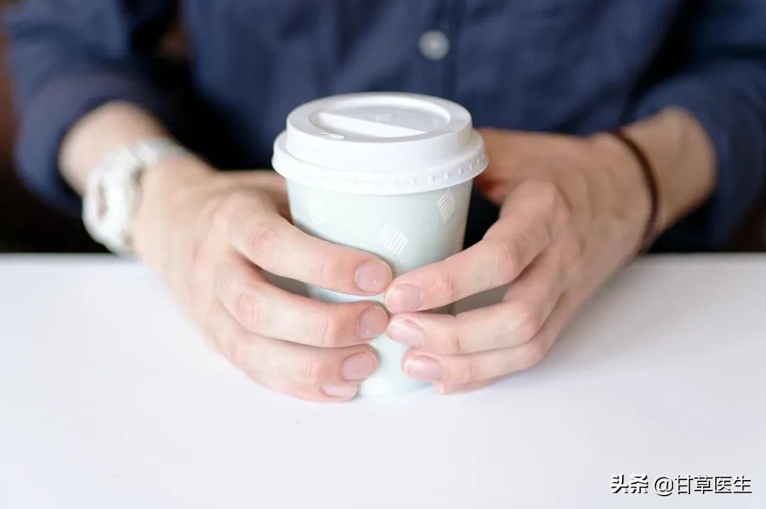 指甲的哪些变化需警惕疾病风险,指甲上有竖条纹是哪些疾病的征兆