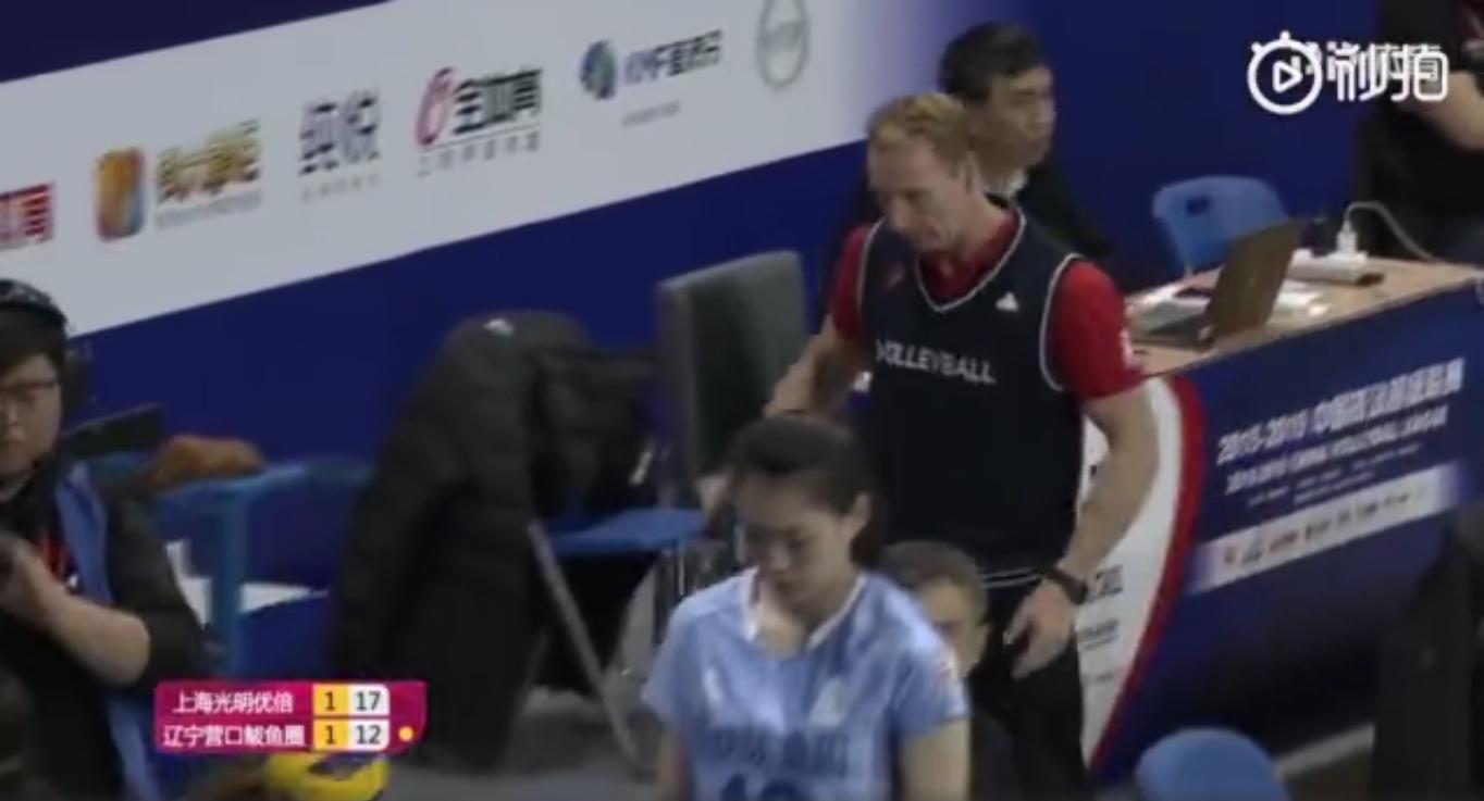 丁霞受伤视频疼哭,丁霞崴脚疼哭哪一场