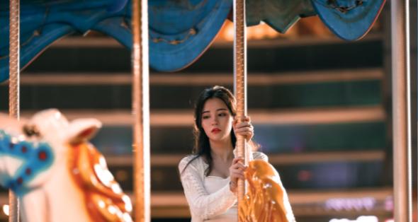 小朋友喜欢玩旋转木马,孩子喜欢的旋转木马