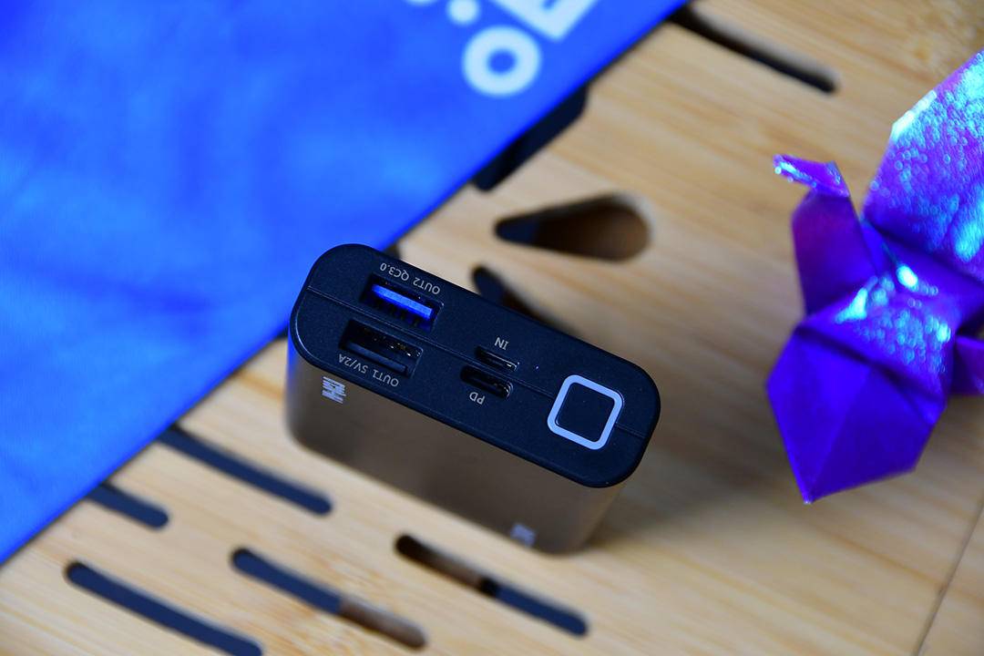 乔威自带双快充移动电源,乔威移动电源充电