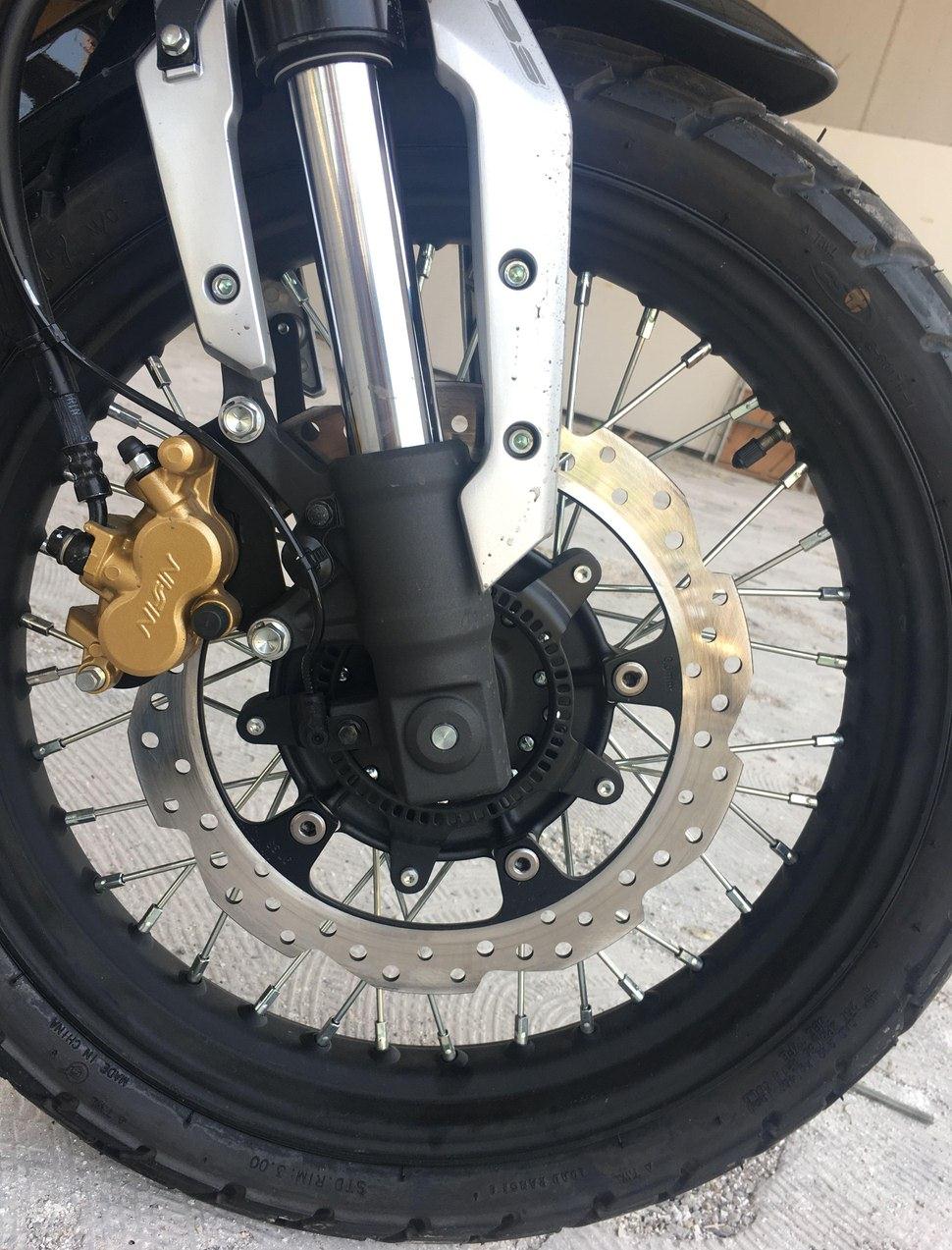 同事买了一辆日系车,同事买的摩托车