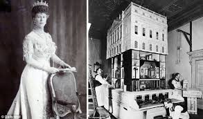 娃娃屋玩家,英国女王与玛丽王后