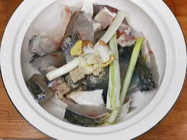 红烧鱼的正确做法这样做出来开胃,教你红烧鱼块的家常做法步骤清晰