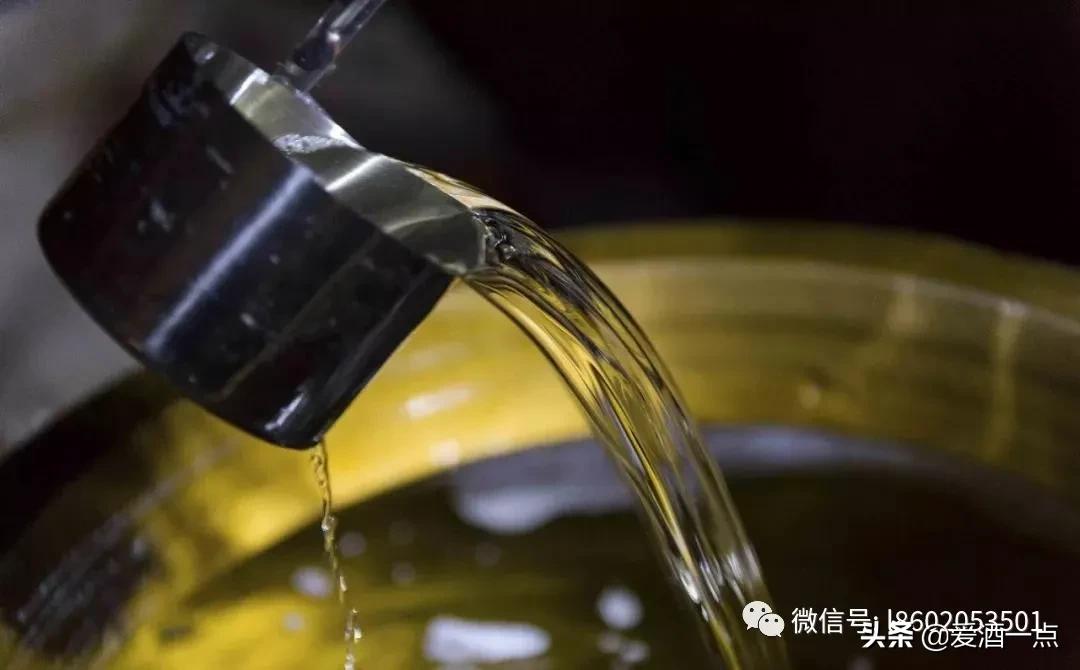 白酒为什么会从黄色变成无色,白酒呈黄色是真酒吗