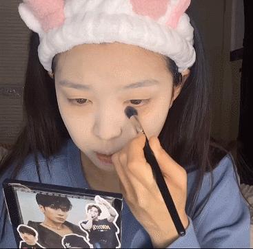 这样拍照发朋友圈的女生，也太“婊”了