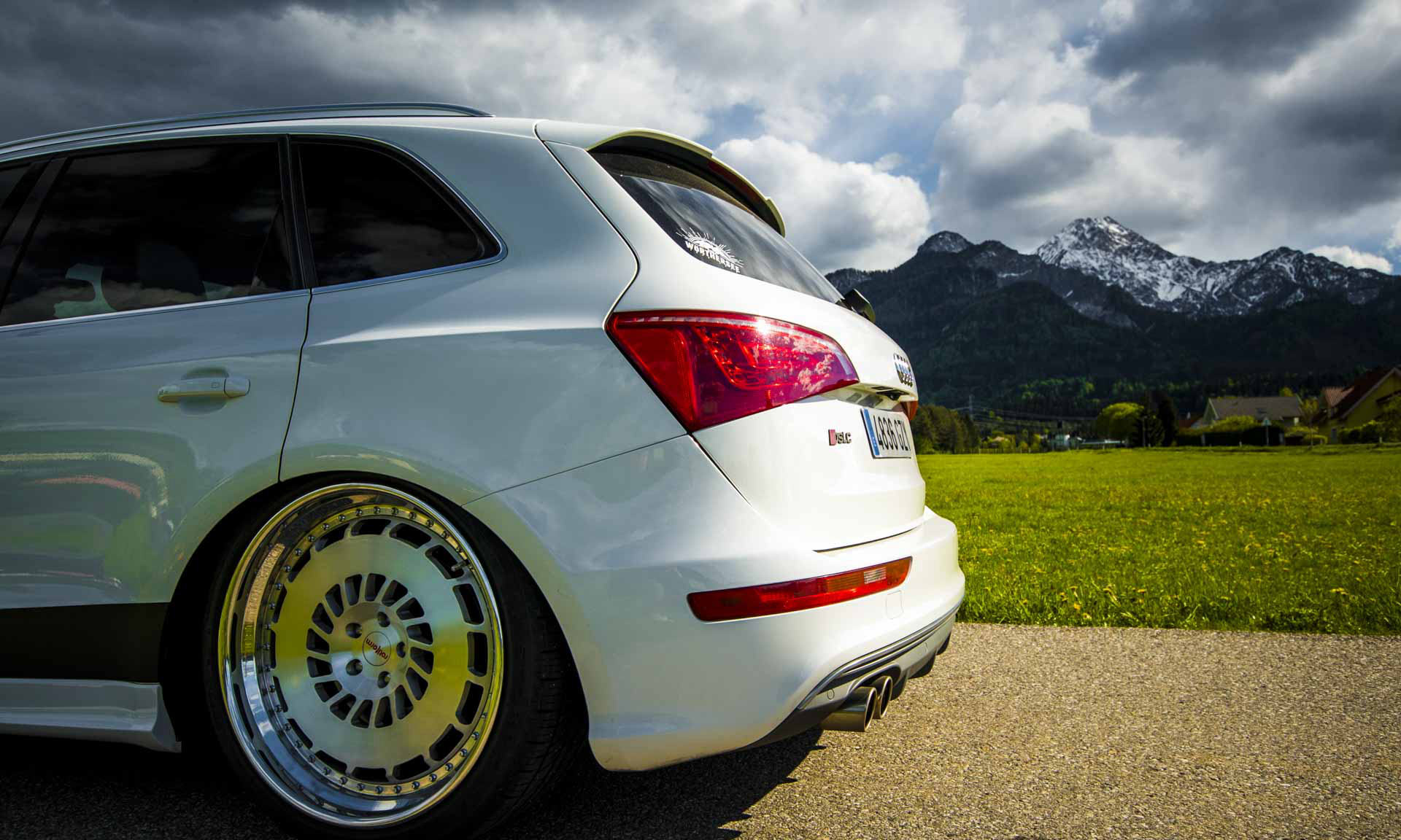 奥迪Q5改装成低趴“大钢炮”，令人着迷的竞技姿态！