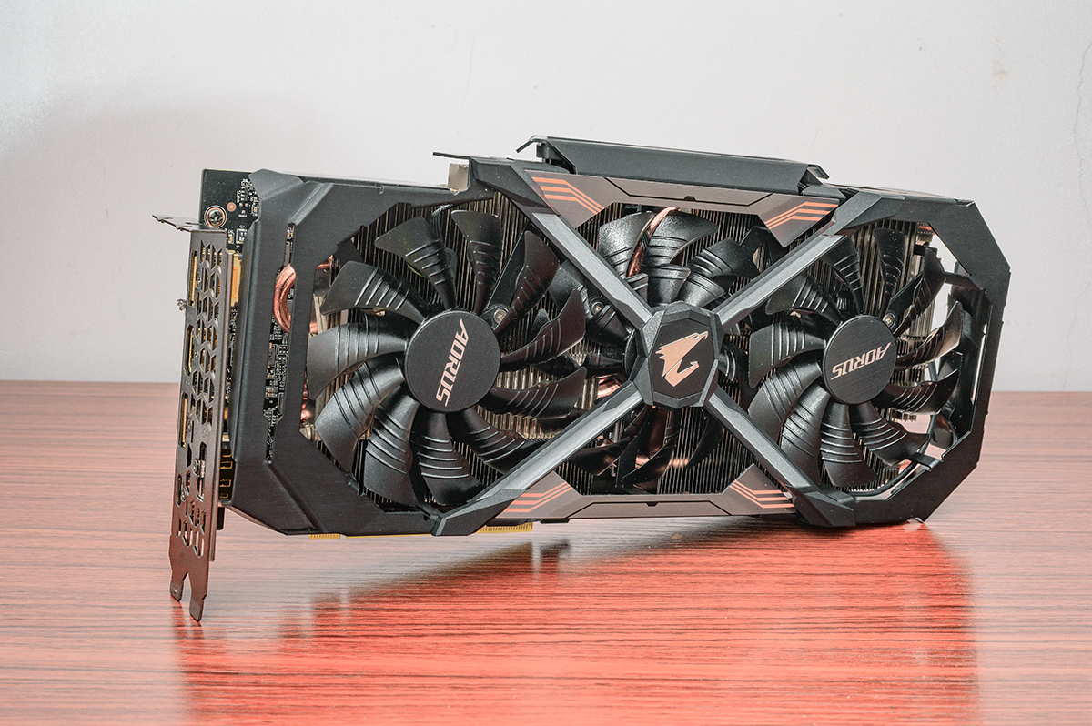 颜值与个性共舞，大水牛铁血战士异形机箱，越夜越有机