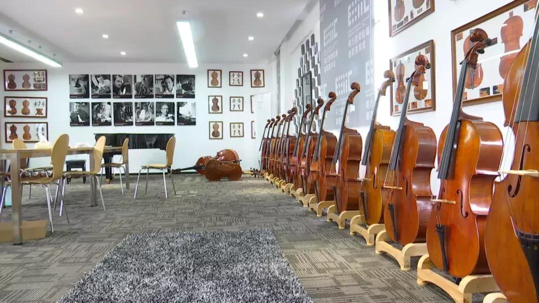 在海门有个能人，要修复一把近300年的德国大提琴