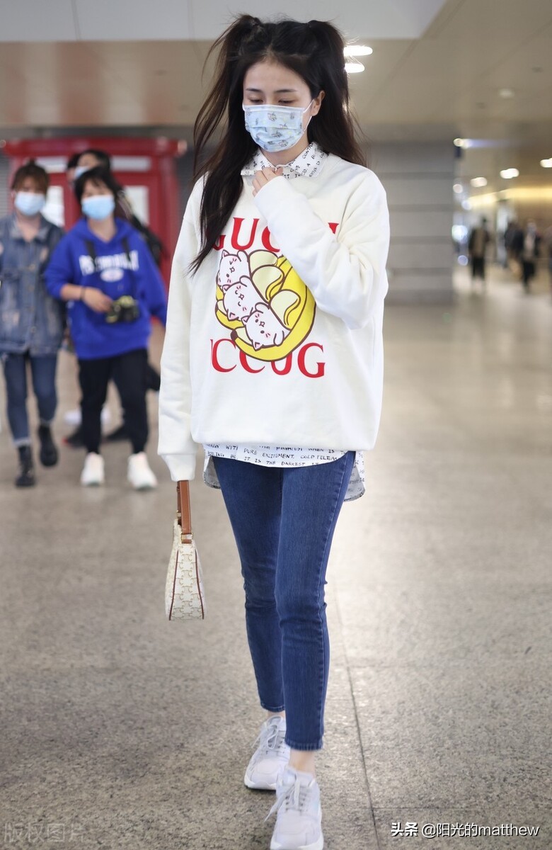 白鹿同款衣服celine,明星穿搭白鹿卫衣牛仔裤