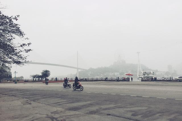 这里虽然风景如画人们生活的却很凄惨没日没夜的追着大船讨生活