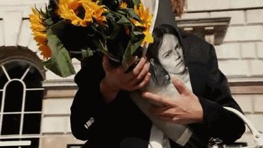 女王节，Prada鲜花让时尚破格融入日常