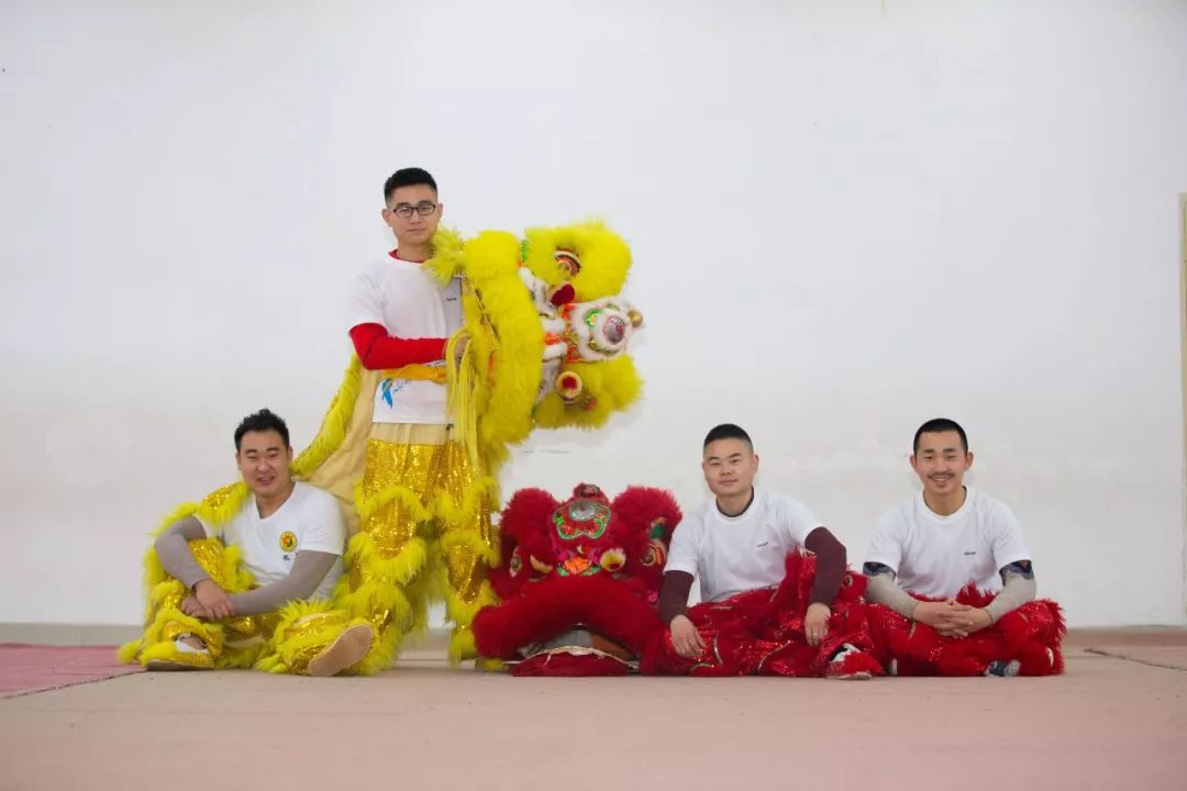 这群中江狮子为啥逗人爱？能跳能翻还会抓痒眨眼、难怪火了7年