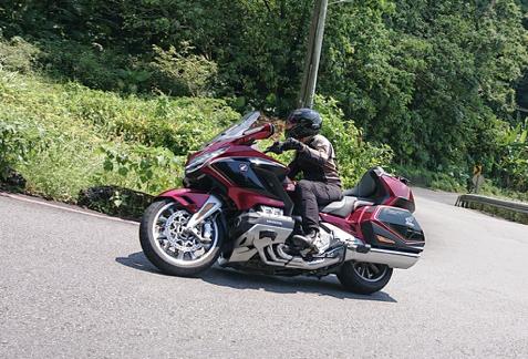 本田金翼旅行摩托视频,摩托车中的劳斯莱斯哈雷