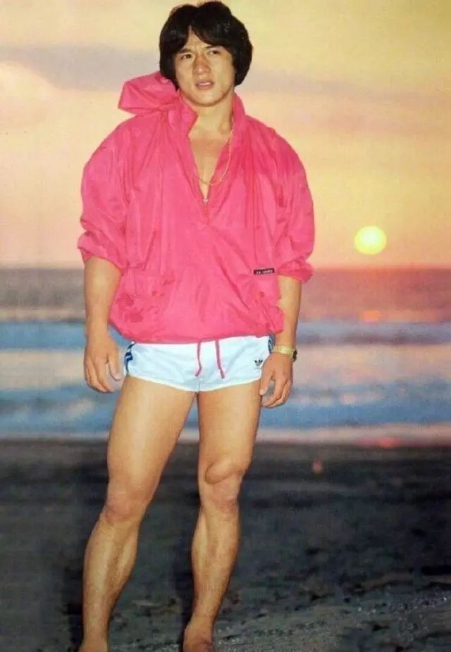 功夫天王变时尚大佬!成龙李小龙昔日穿搭竟引领后世潮流