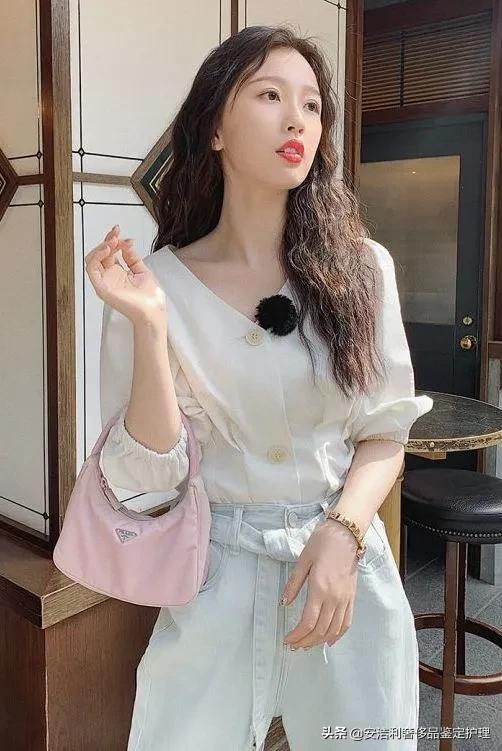 元气少女虞书欣,虞书欣日常百搭斜挎包