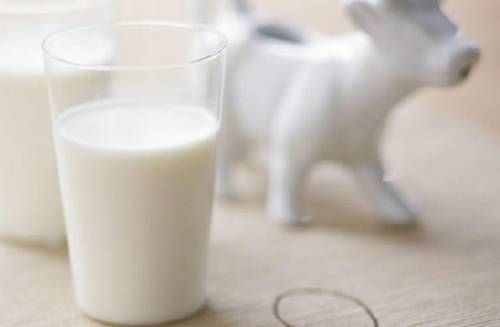 奶粉全脂牛奶和脱脂牛奶的区别,全脂奶粉跟脱脂牛奶区别