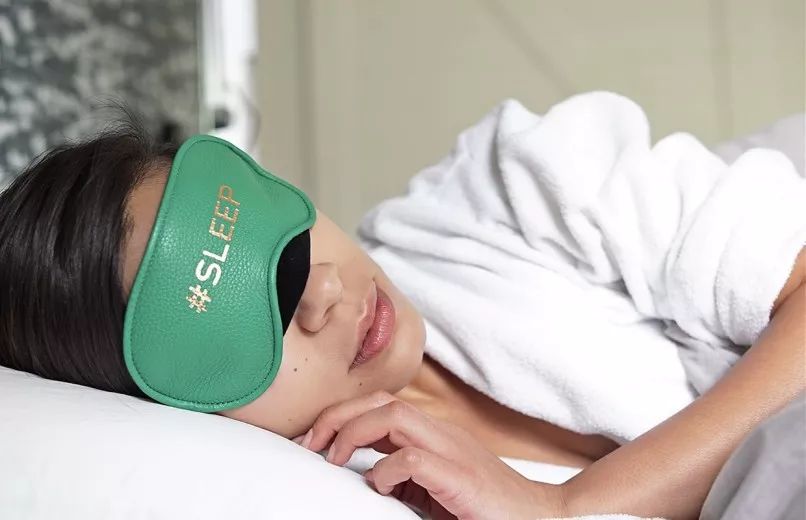 涂了防晒霜必须用卸妆水卸掉吗,涂防晒霜中午午休需要洗掉吗