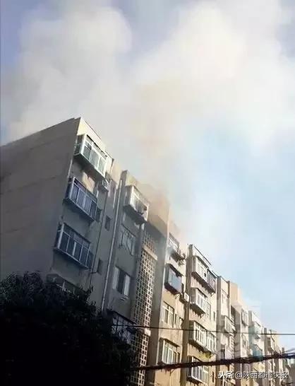 西安一居民楼发生火灾有人掉下去,西安一居民楼发生火灾26楼