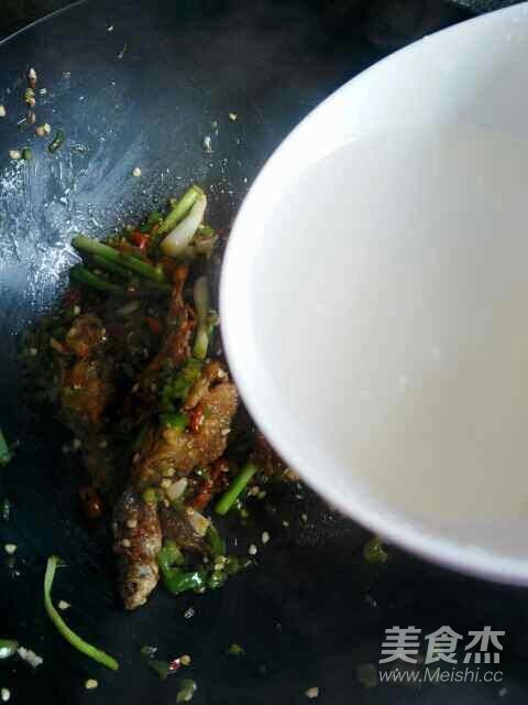 无论吃什么鱼，别再加料酒了，学会“这一招”，鲜嫩不腥还不粘锅