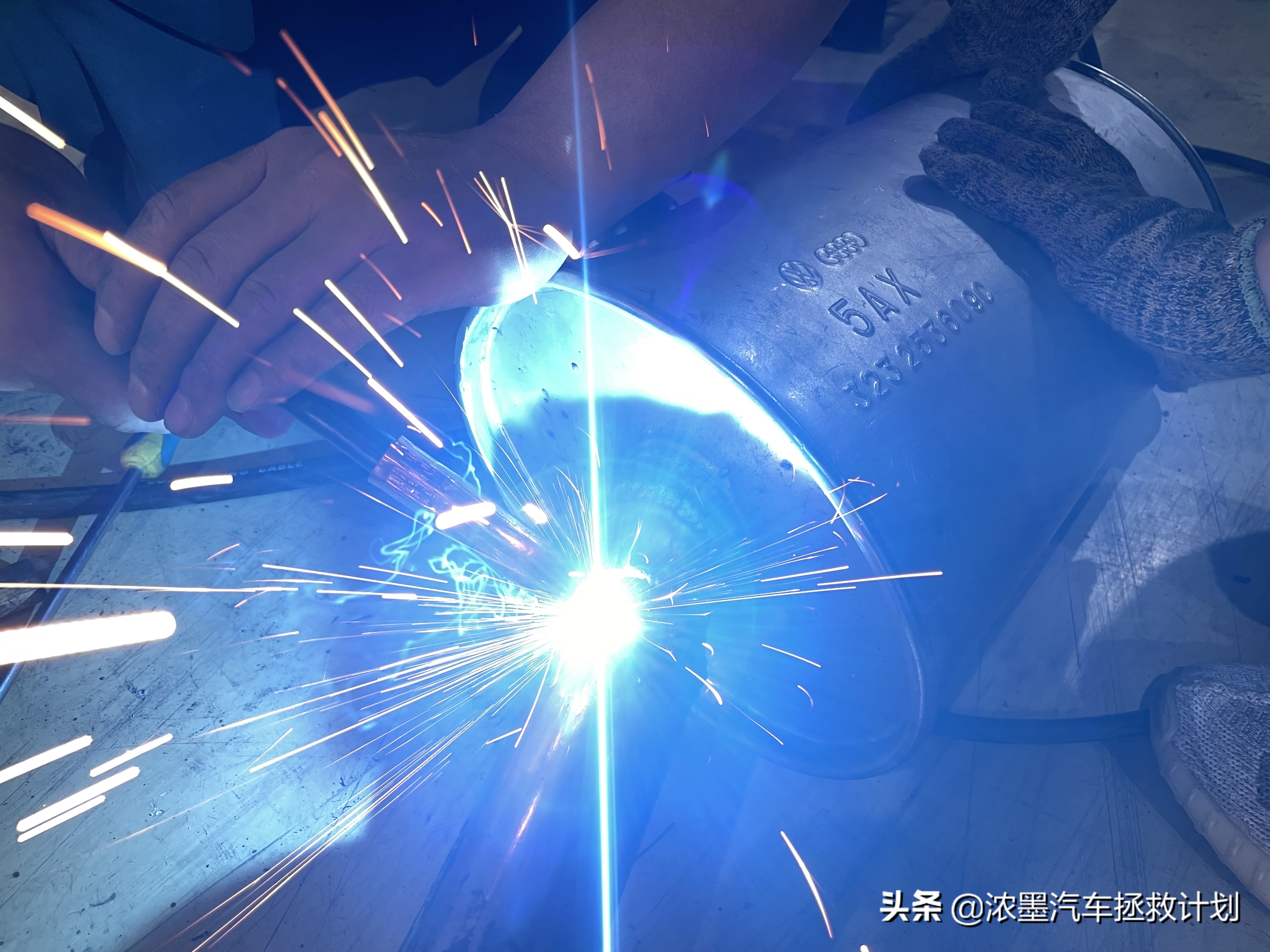 「妙手生花」重建一台战损级桑塔纳，带给它历经千般后的华丽重生