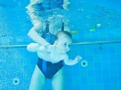 婴幼儿水育早教有什么好处,婴幼儿游泳水育课有什么价值