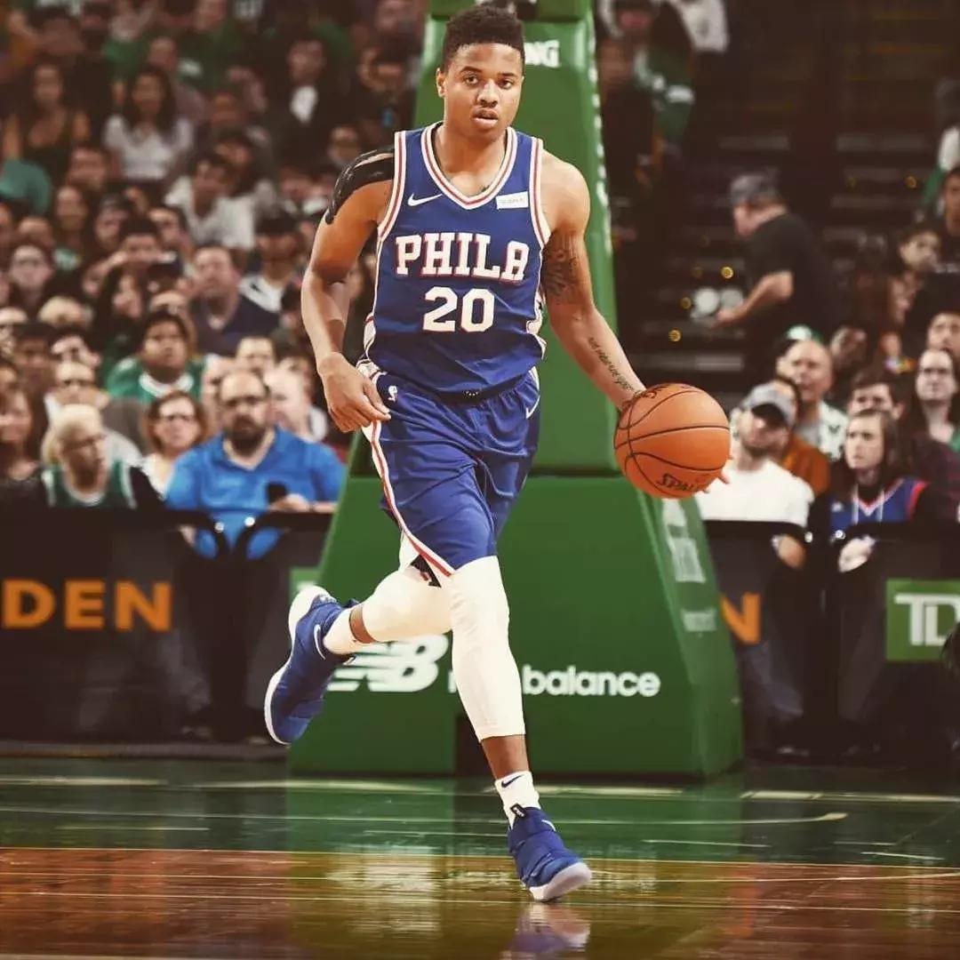 坐在观众席上看球赛篮球绝杀,坐在场边投篮