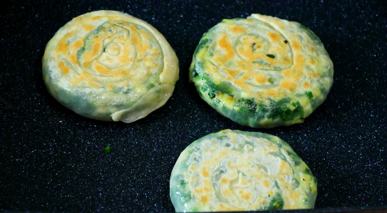 松软韭菜鸡蛋饼的做法,特色韭菜鸡蛋饼的做法