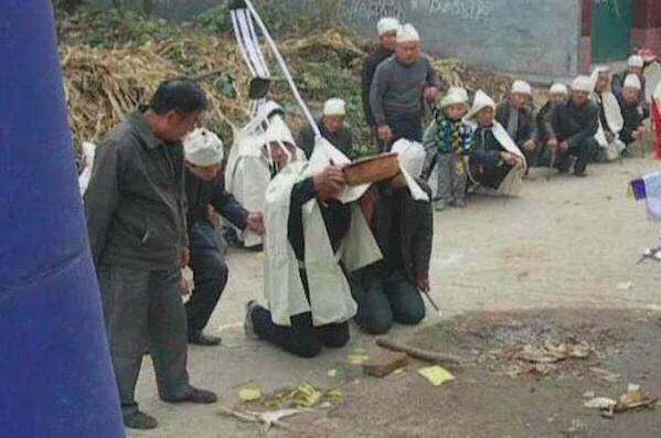 农村丧葬习俗中摔盆,出殡摔盆是哪里的习俗