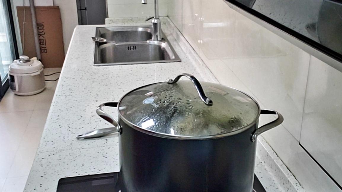 腊猪脚怎么烧毛不裂皮才好吃,怎样做腊猪脚又快又好吃