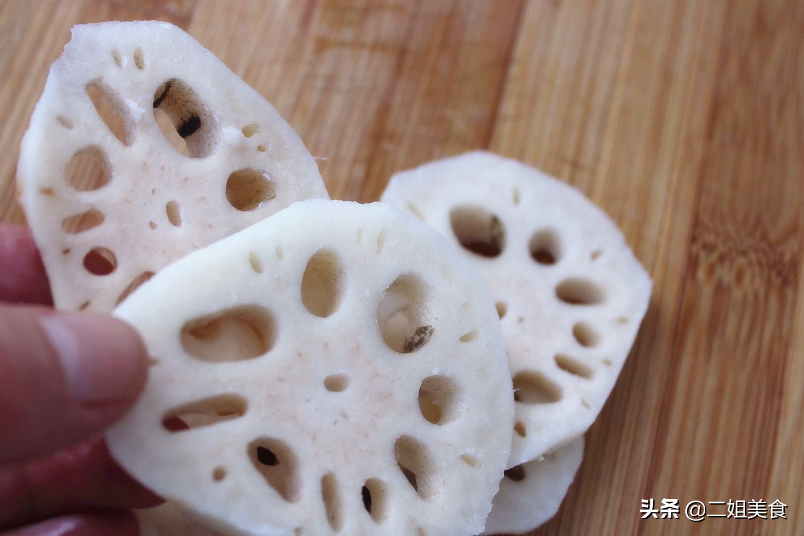 不切开莲藕怎样清洗莲藕里的泥,莲藕怎么清洗才能吃得放心