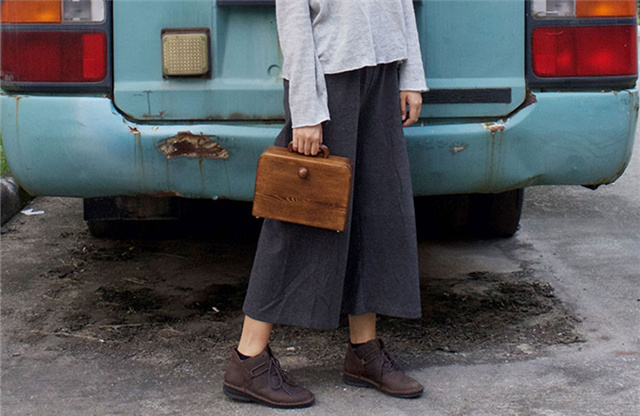 不要再背烂大街的双肩包了,别再背烂大街的轻奢包