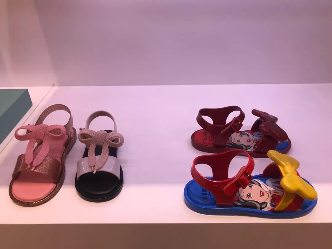 高颜值凉鞋小孩,什么材质的凉鞋鞋底最软