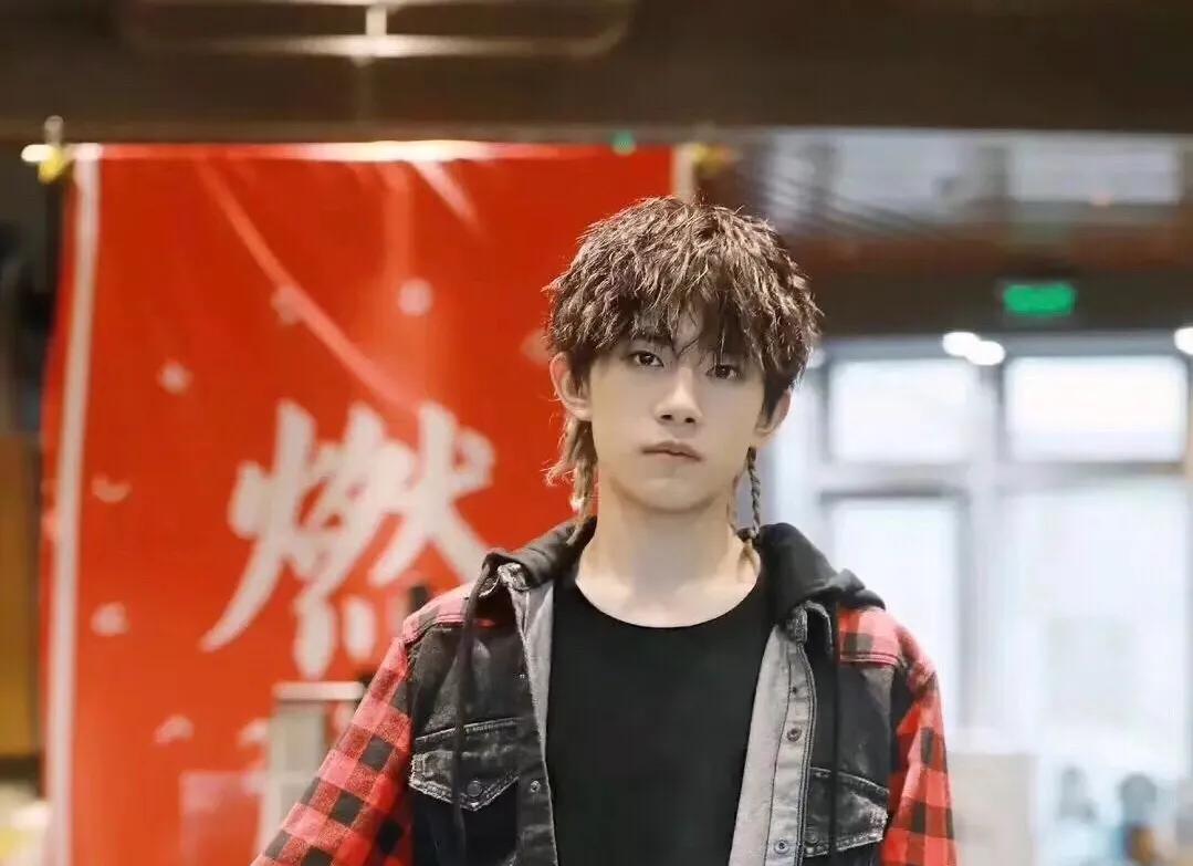 一张渣男锡纸烫的发型,类似渣男锡纸烫的发型