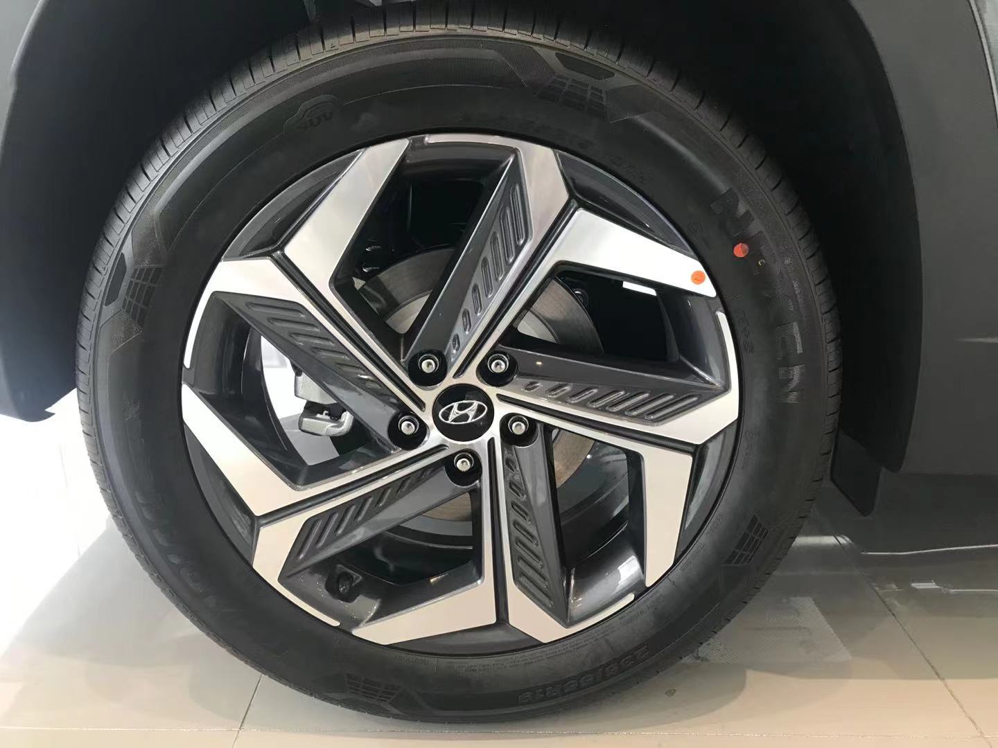 适合中年人开的车suv新能源,适合年轻人的运动suv十几万价位的