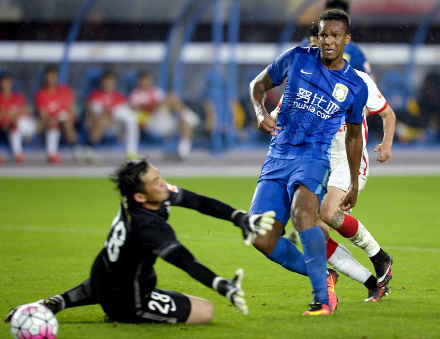 他为苏宁效力一个赛季就被清洗,离队后成巴甲金靴,身价疯涨5倍