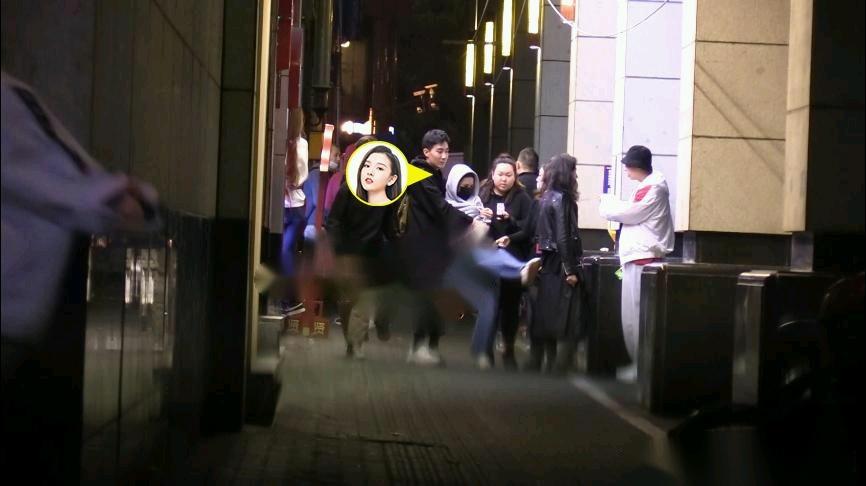 宋祖儿深夜醉酒乱踢路人,宋祖儿疑醉酒踢人是什么情况