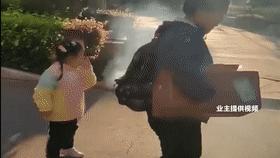 小区仙气飘飘雾气缭绕,小区单元门仙气飘飘