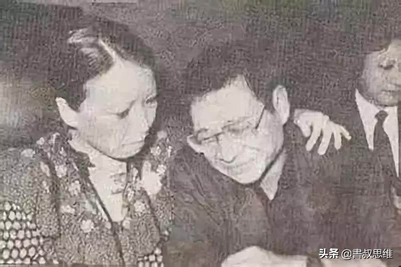 他放浪形骸，打架嗜酒睡女人，暴毙后，却留下70部价值亿万的作品