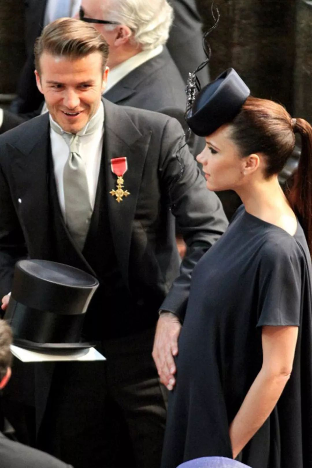 贝克汉姆42岁长发,贝克汉姆晒照为贝嫂庆生