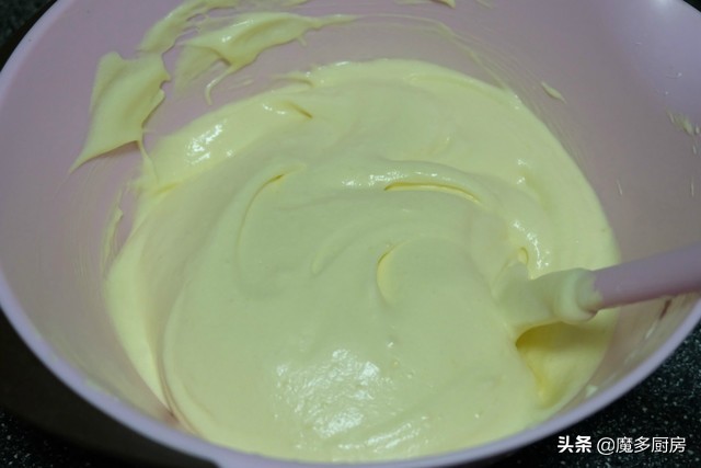 这才是电饭锅蛋糕正确的做法,用300g蛋糕预拌粉做电饭锅蛋糕