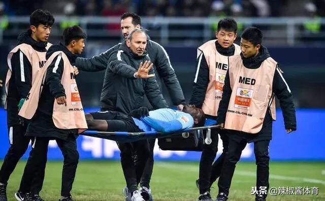 穆谢奎晕倒视频,穆谢奎骨折