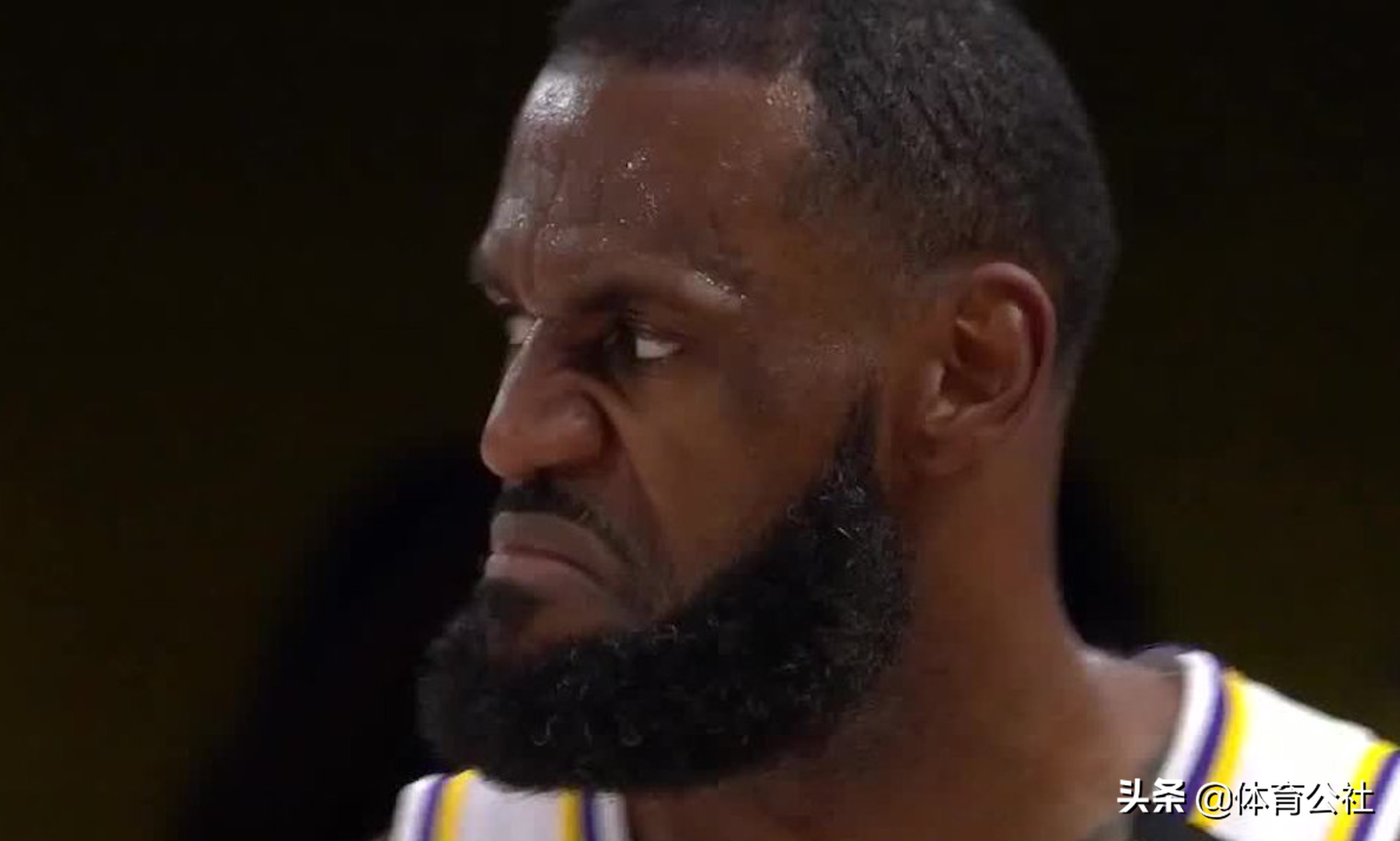 詹姆斯哈登被球砸,詹姆斯被球打库兹马偷笑